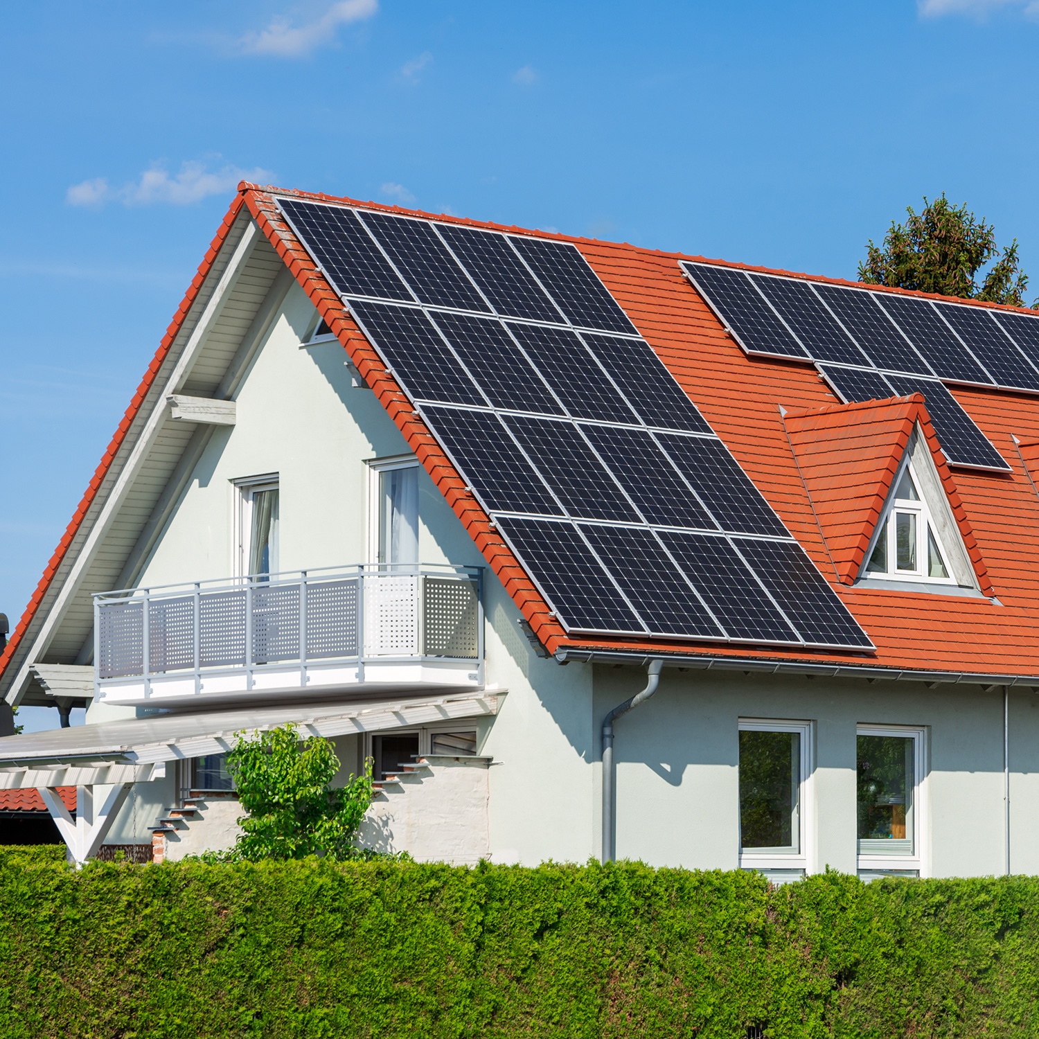 Photovoltaik auf Hausdach im Eigenheim