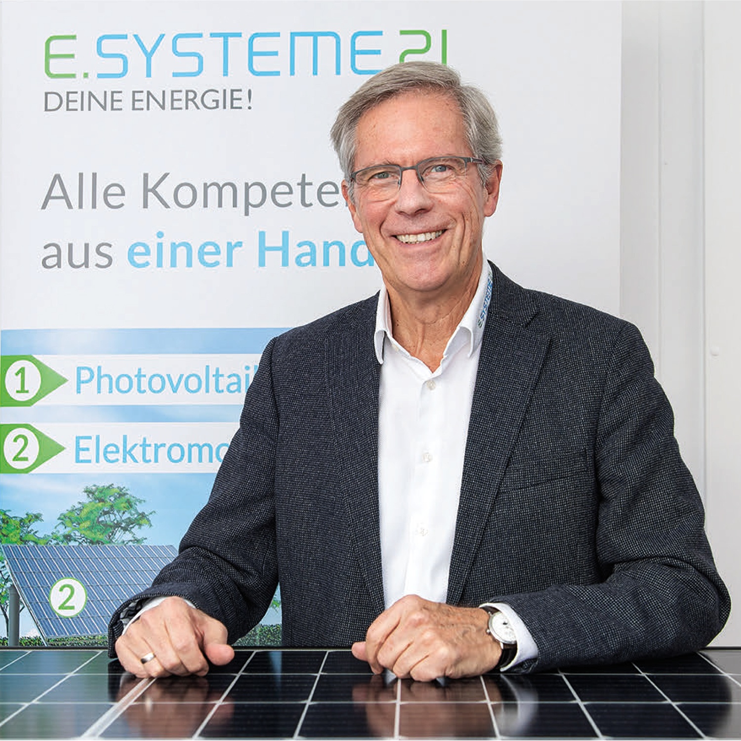 Norbert Unterharnscheidt, Geschäftsführer von e.systeme21, dargestellt mit Photovoltaikmodul