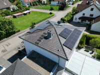 Eine maßgeschneiderte Photovoltaikanlage auf dem Walldach eines Privatkunden in Öllingen