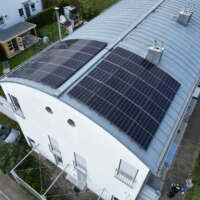 Die hochmoderne Photovoltaikanlage auf dem Tonnendach eines Privatkunden in Ulm