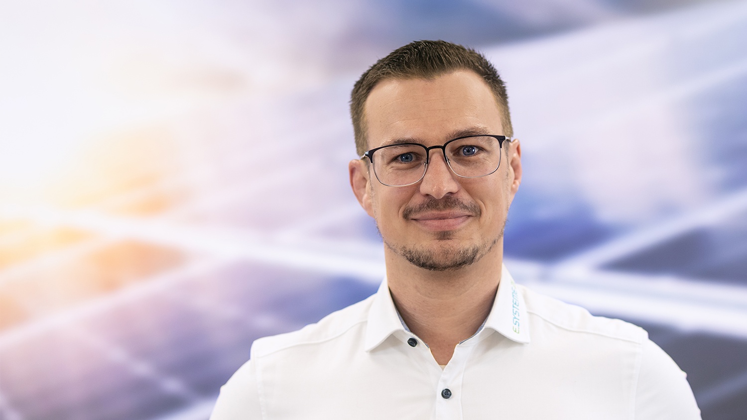Herr Lars-René Schmidt ist Geschäftsführer bei e.systeme21 Herr Lars-René Schmidt ist Geschäftsführer bei e.systeme21